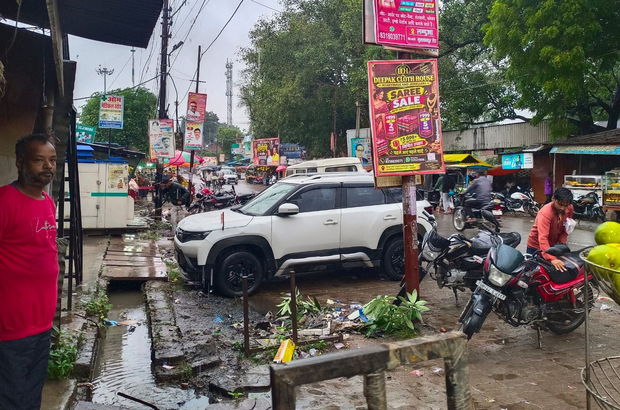 कूरेभार क्षेत्र में गिरी धान की फसल। संवाद कूरेभार क्षेत्र में गिरी धान की फसल। संवाद