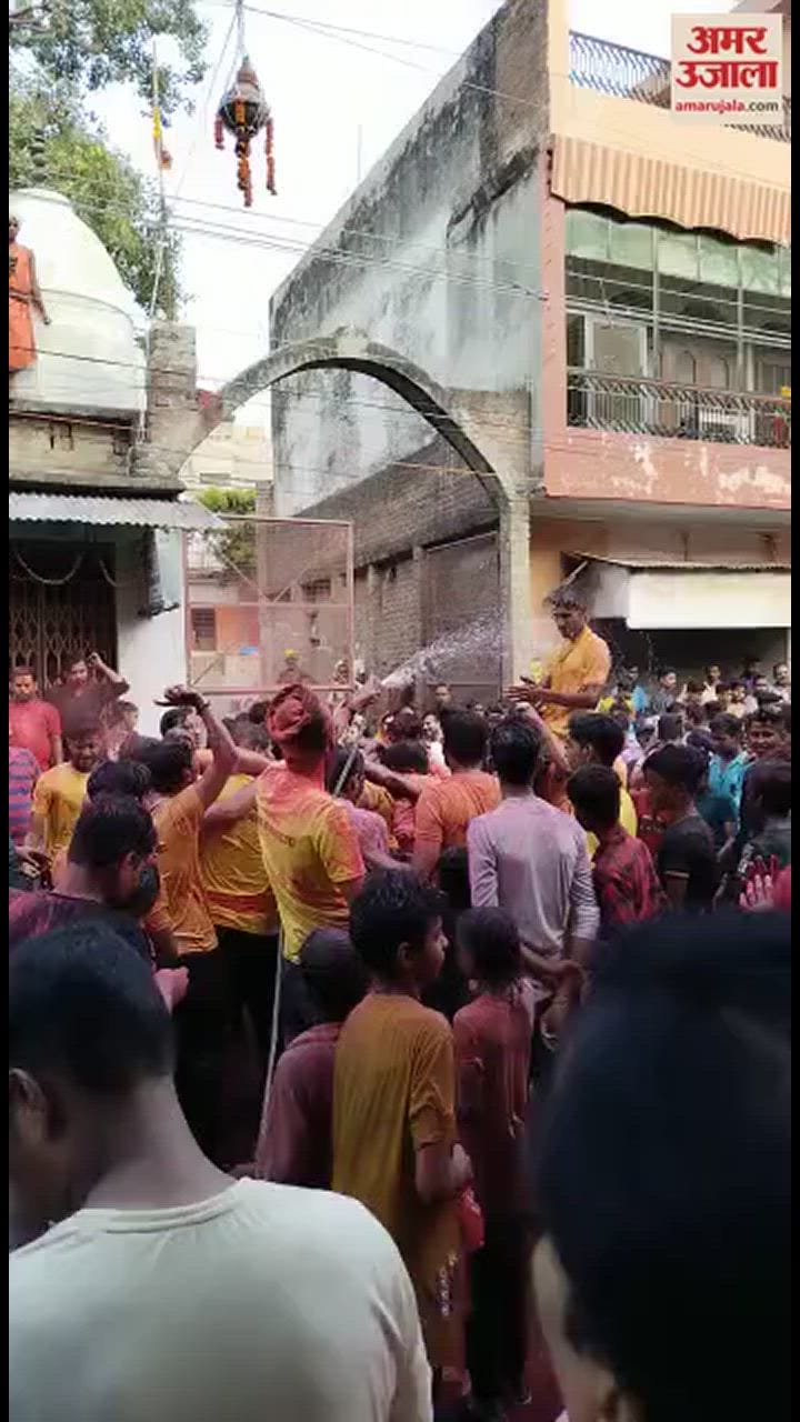 VIDEO : शाहजहांपुर में निकली विसर्जन शोभायात्रा, मटकी फोड़ने के दौरान पिलर टूटकर गिरा; हादसा टला