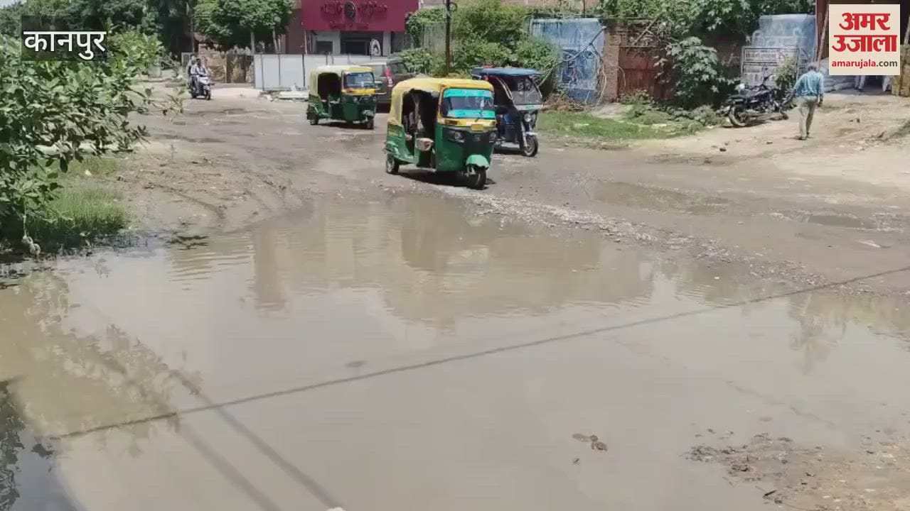 Waterlogging on Barra Thakur Chauraha Road, causing trouble for people