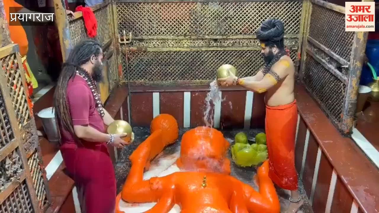 Mother Ganga returned after the ritual bathing of Shri Bade Hanumanji; chants of 'Jai Shri Ram' echoed across the banks of the Sangam.