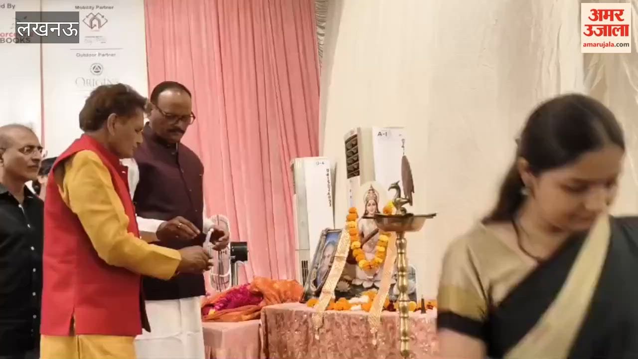 लखनऊ के बलरामपुर गार्डन में चल रहा पुस्तक मेला, ब्रजेश पाठक ने संतोष वाल्मीकि की पुस्तक का किया विमोचन