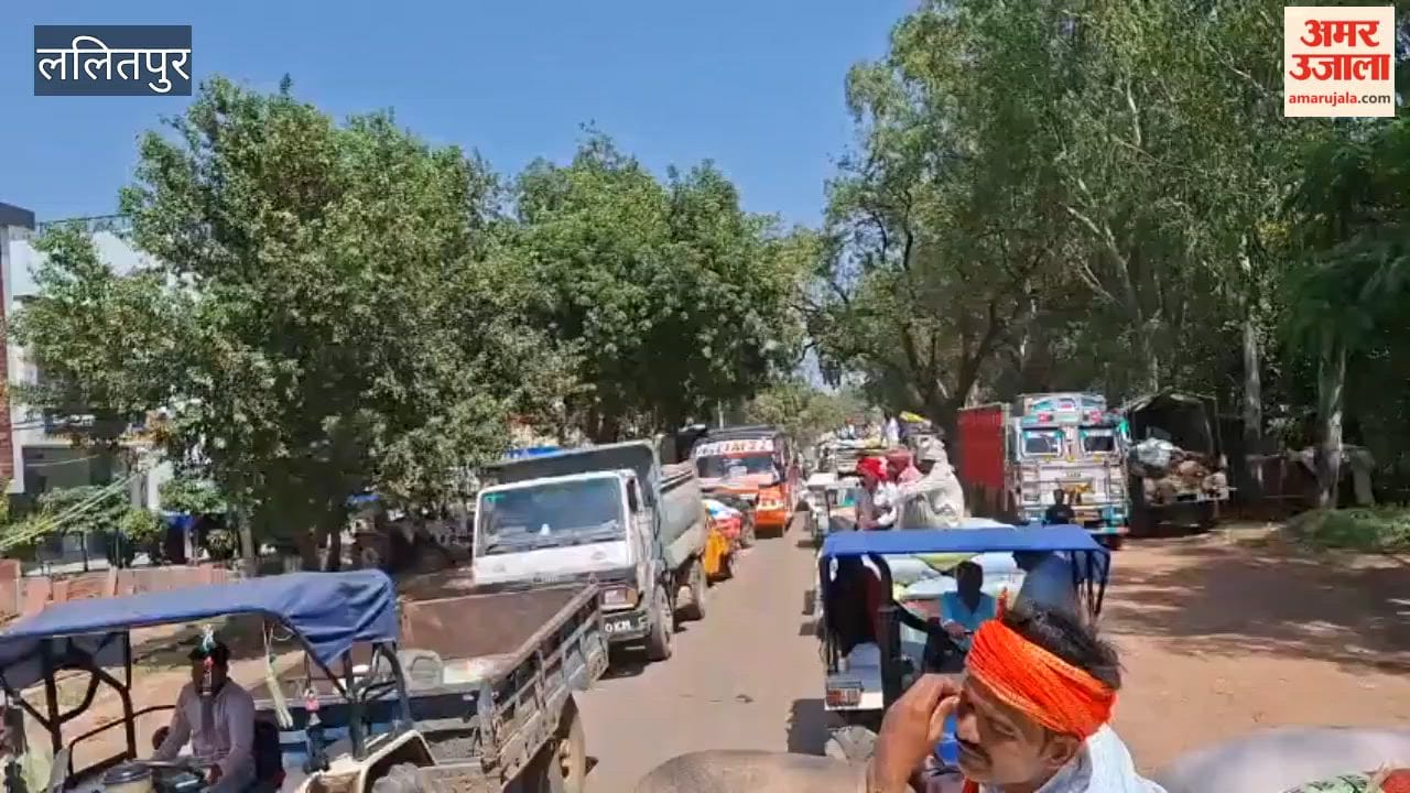 Long traffic jam caused by farmers' vehicles near the new grain market.