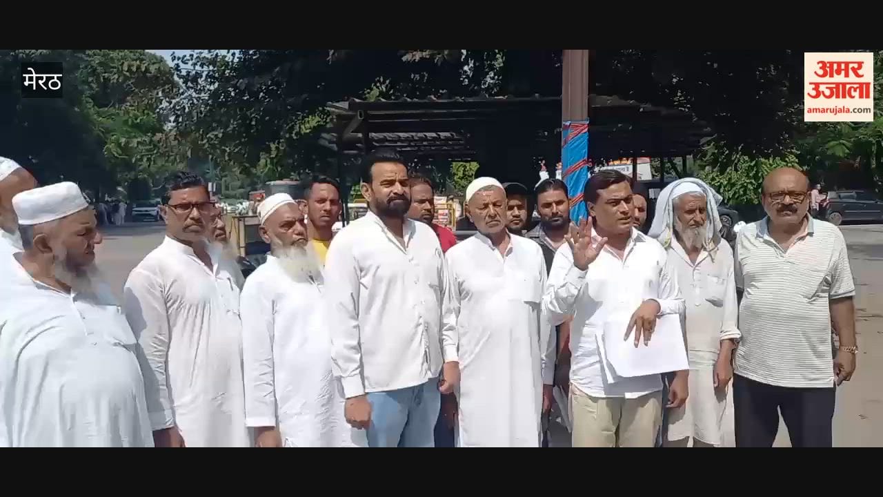 Meerut: Traders submitted a memorandum at the District Magistrate's office.