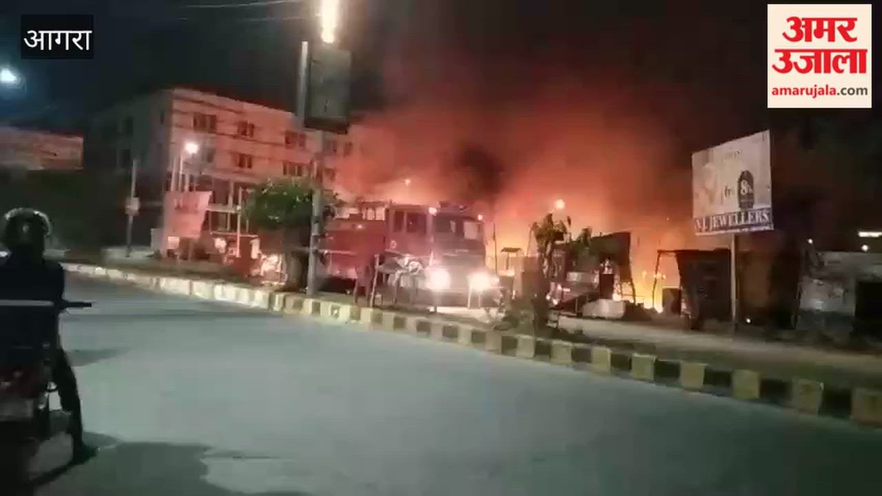 Agra: Fire breaks out at a dhaba following an explosion; chaos ensues.