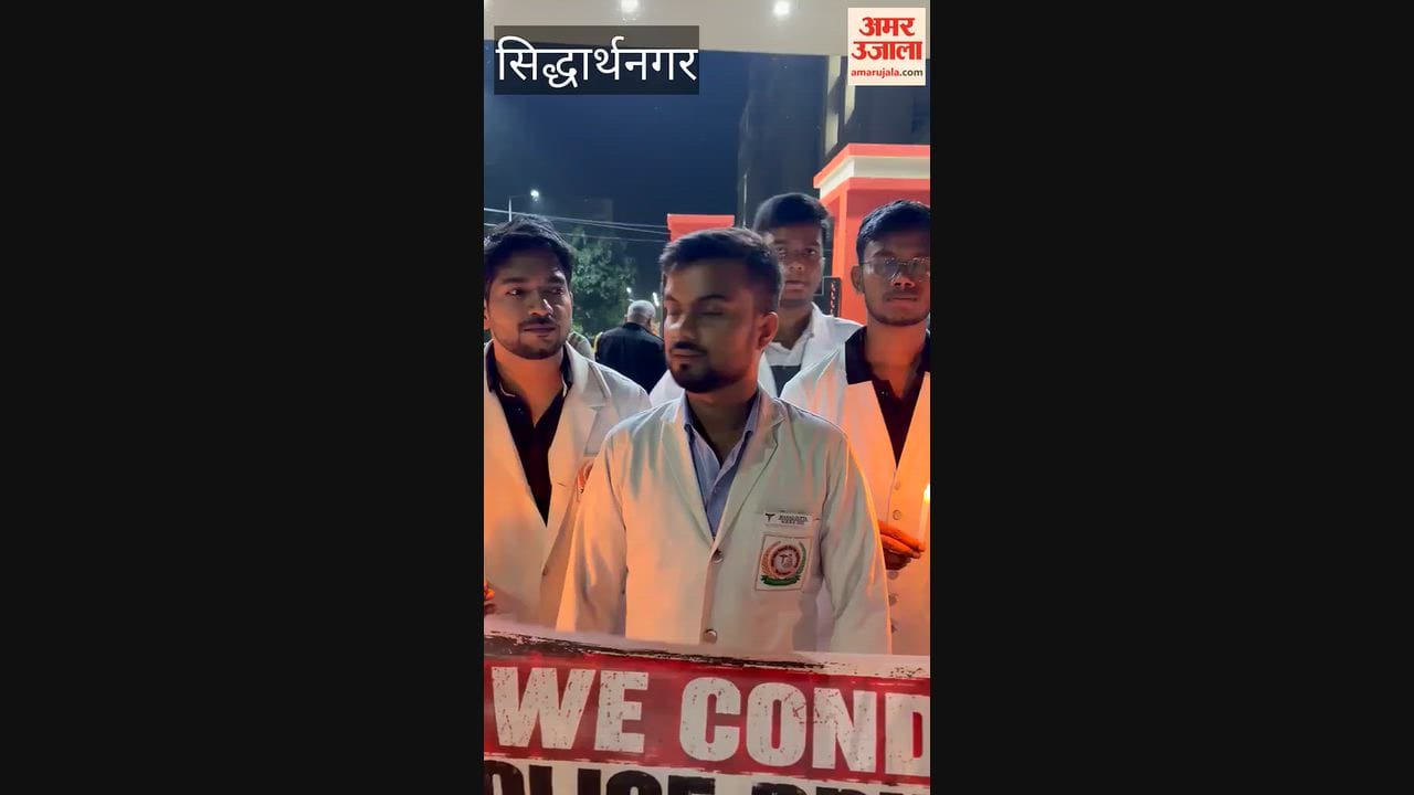Medical students held a candlelight march in support of the 'one bond, one salary' demand.