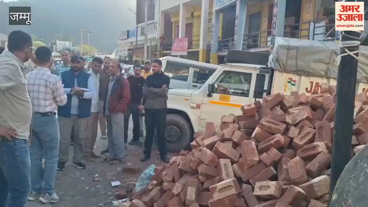 In Bani, a special drive was conducted under the supervision of Tehsildar Pradyuman Attri to remove vehicles parked improperly along the roads and goods placed outside shops.