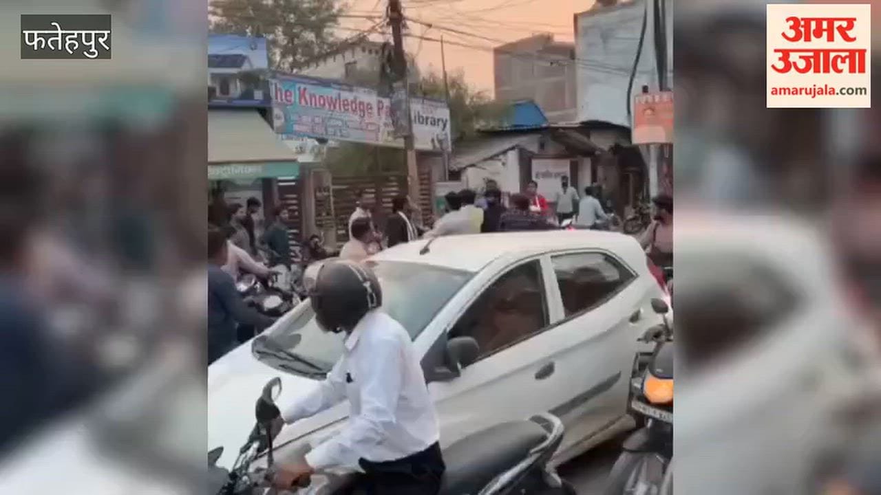 Fatehpur: Youth Beaten in the Middle of the Road