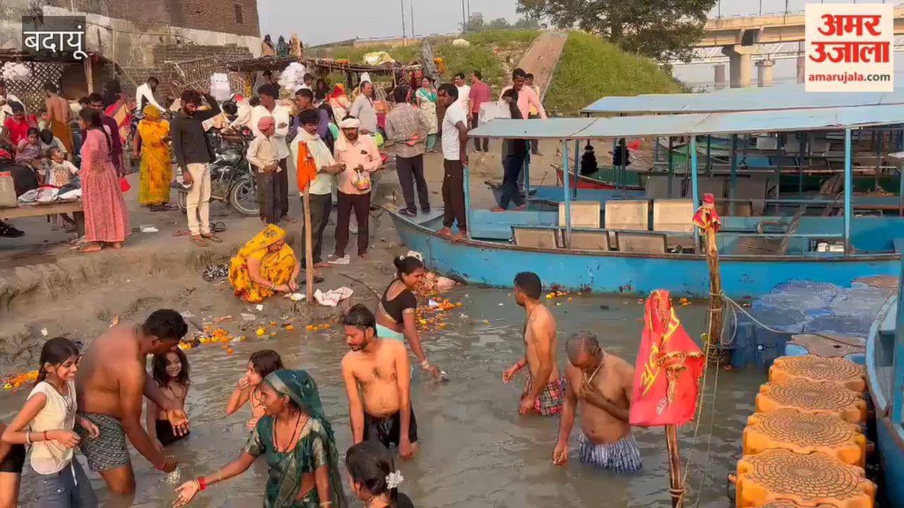 Devotees took a dip in the Ganga on Sharad Purnima in Budaun
