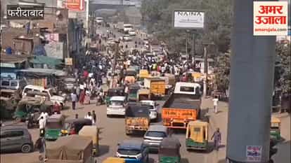 People in Faridabad troubled by shortage of electricity and water blocked road at Sohna