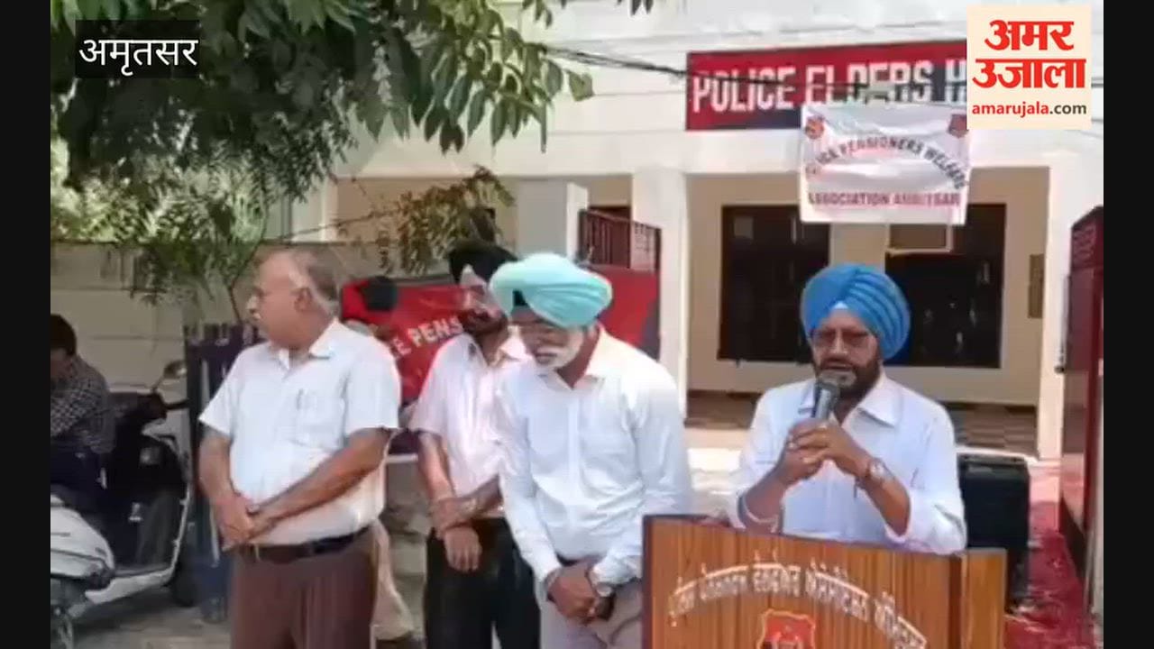 In Amritsar, police pensioners raised their voices against the Punjab government over their demands, staging a sit-in and shouting slogans.