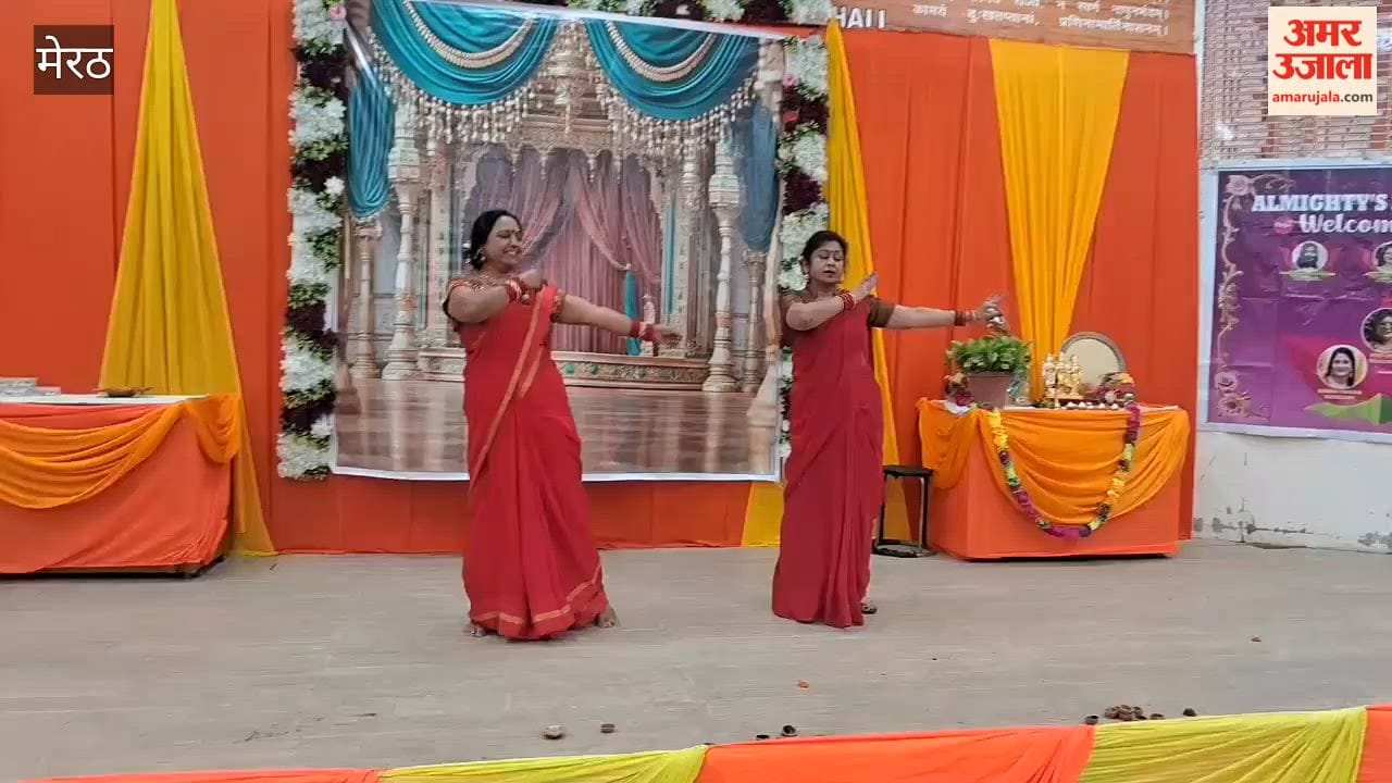Meerut: Almighty Ladies Club Celebrates Diwali with Traditional Attire and Devotional Performances