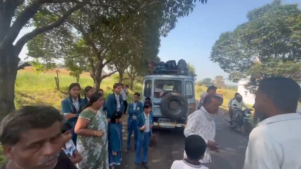 स्कूल बस पेड़ से टकराई, शीशे तोड़कर बच्चों को निकाला
