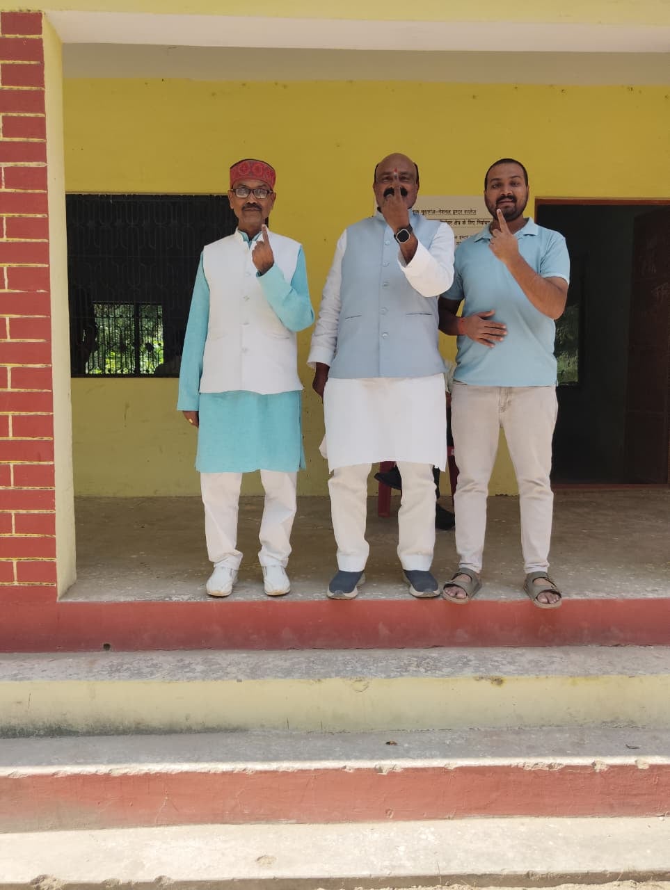 मंझनपुर ब्लॉक परिसर में मतदान के लिए लाइन लगे मतदाता। संवाद मंझनपुर ब्लॉक परिसर में मतदान के लिए लाइन लगे मतदाता। संवाद