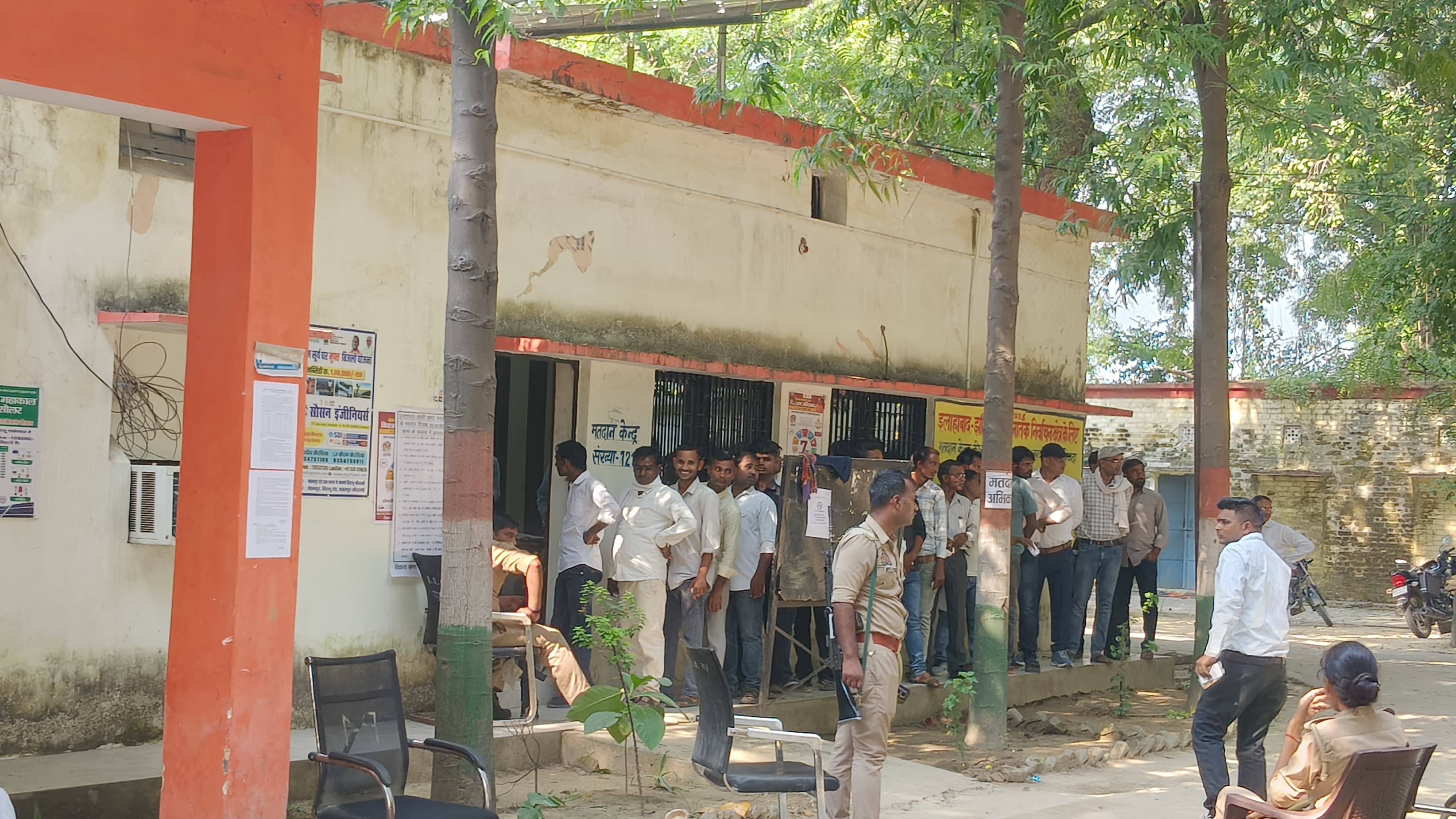 मंझनपुर ब्लॉक परिसर में मतदान के लिए लाइन लगे मतदाता। संवाद मंझनपुर ब्लॉक परिसर में मतदान के लिए लाइन लगे मतदाता। संवाद