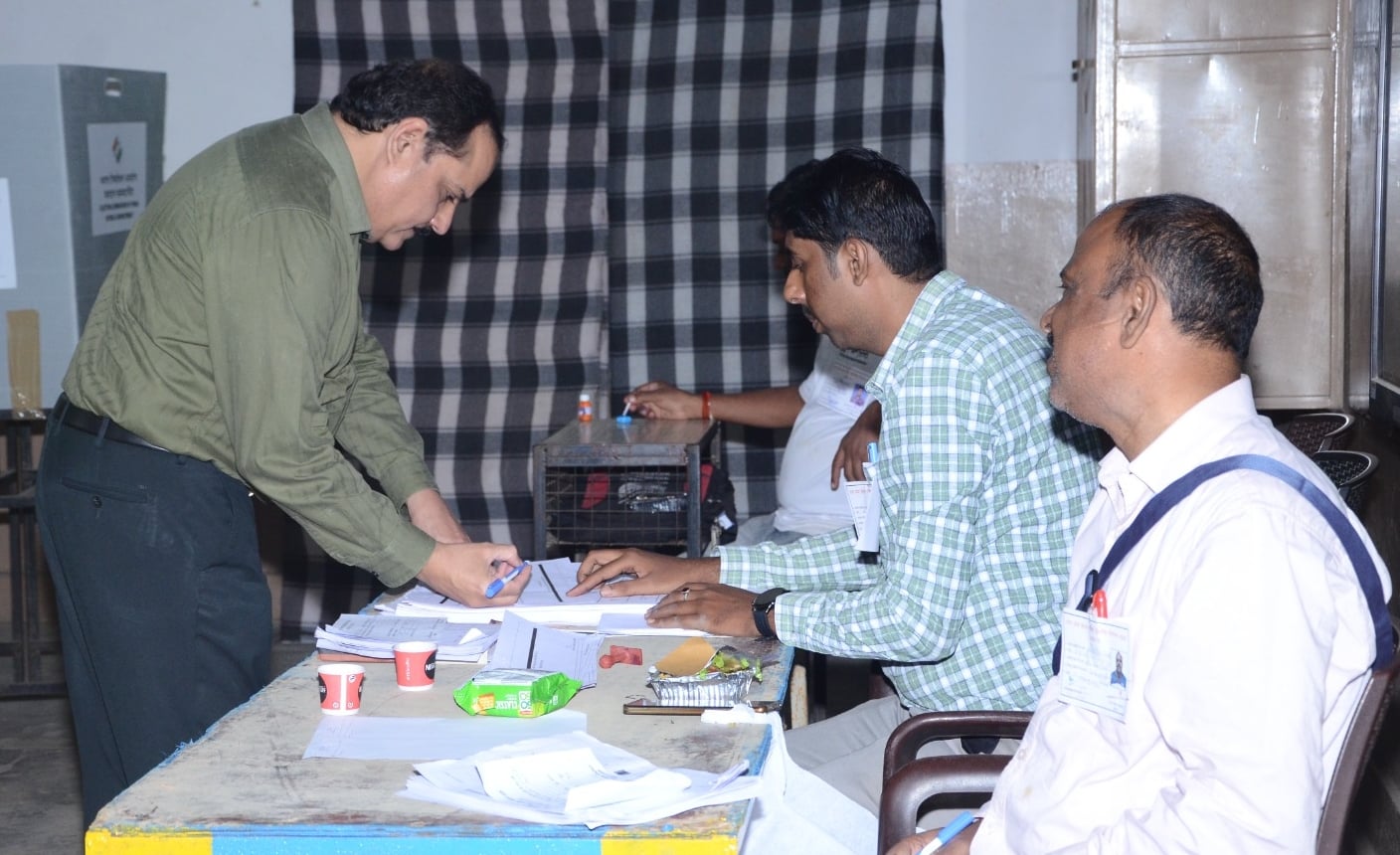 पत्नी के साथ मतदान करने पहुंचे डिप्टी सीएम ब्रजेश पाठक। पत्नी के साथ मतदान करने पहुंचे डिप्टी सीएम ब्रजेश पाठक।