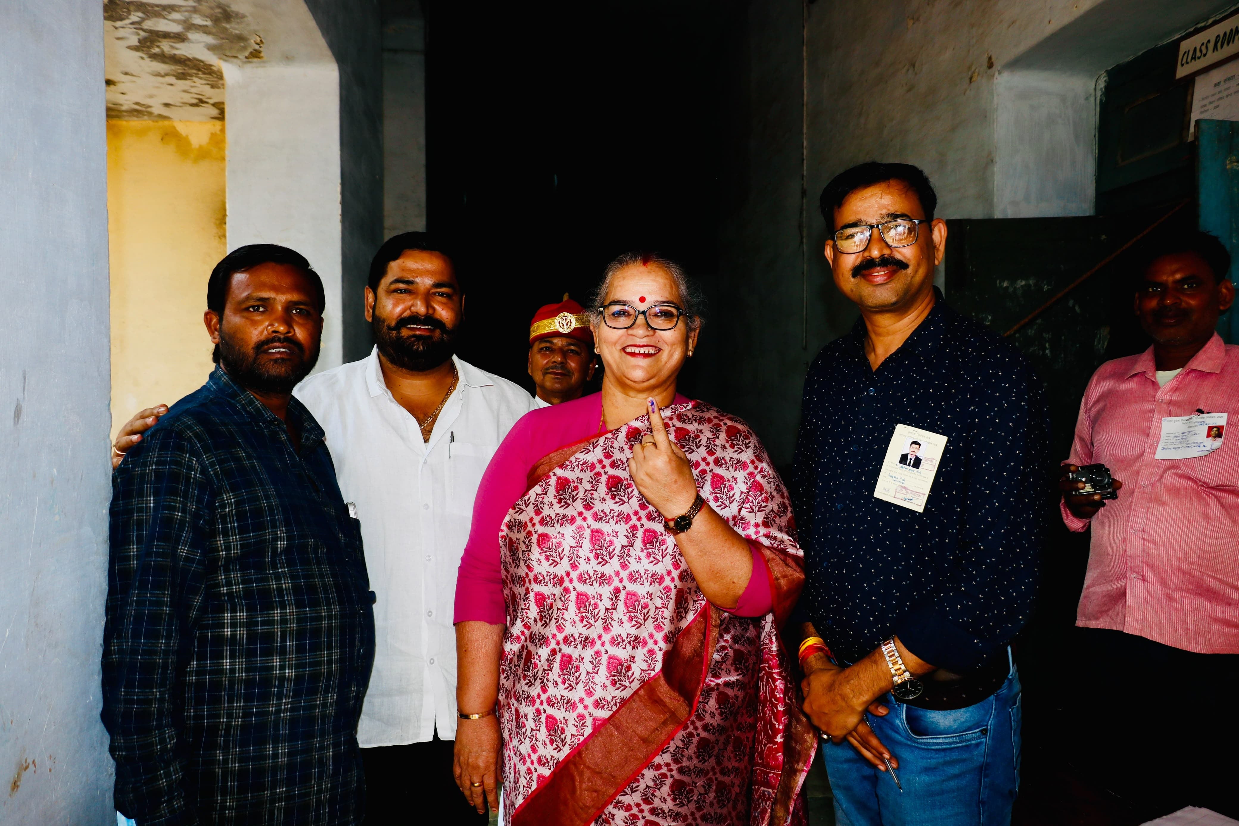 पत्नी के साथ मतदान करने पहुंचे डिप्टी सीएम ब्रजेश पाठक। पत्नी के साथ मतदान करने पहुंचे डिप्टी सीएम ब्रजेश पाठक।