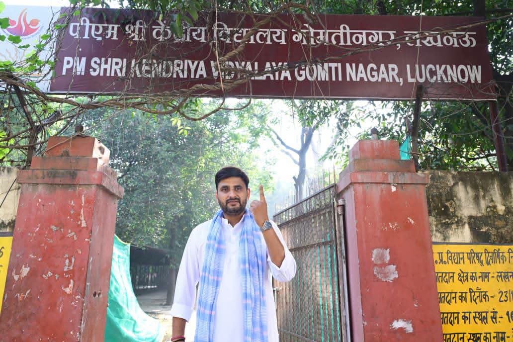 पत्नी के साथ मतदान करने पहुंचे डिप्टी सीएम ब्रजेश पाठक। पत्नी के साथ मतदान करने पहुंचे डिप्टी सीएम ब्रजेश पाठक।