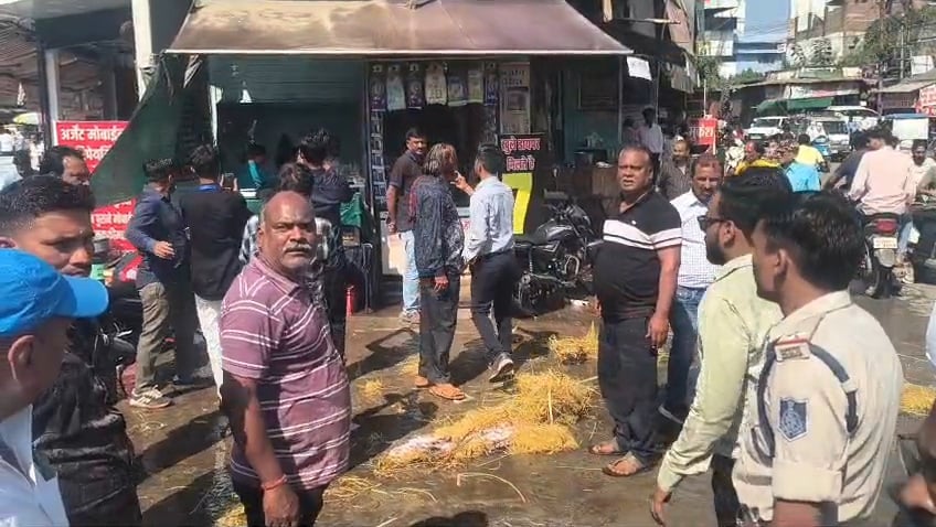 प्रदर्शन के बीच दुकानों में पानी घुसने से दुकानदार परेशान प्रदर्शन के बीच दुकानों में पानी घुसने से दुकानदार परेशान