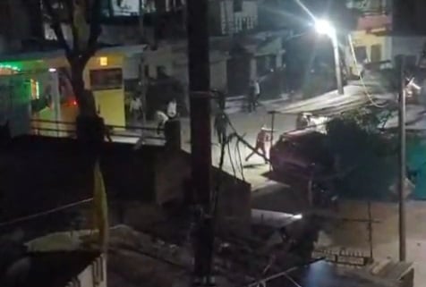 शरद पूर्णिमा की रात दो पक्षों में जमकर पथराव शरद पूर्णिमा की रात दो पक्षों में जमकर पथराव