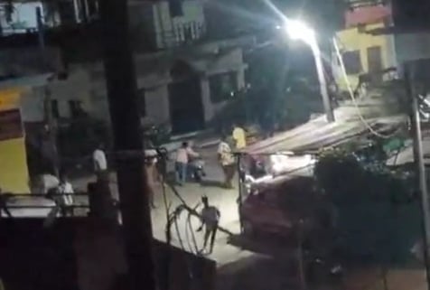 शरद पूर्णिमा की रात दो पक्षों में जमकर पथराव शरद पूर्णिमा की रात दो पक्षों में जमकर पथराव