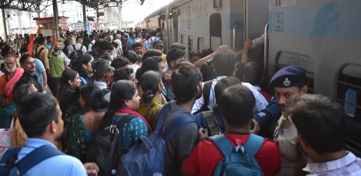 ट्रेन में बैठने के लिए रही मारामारी।