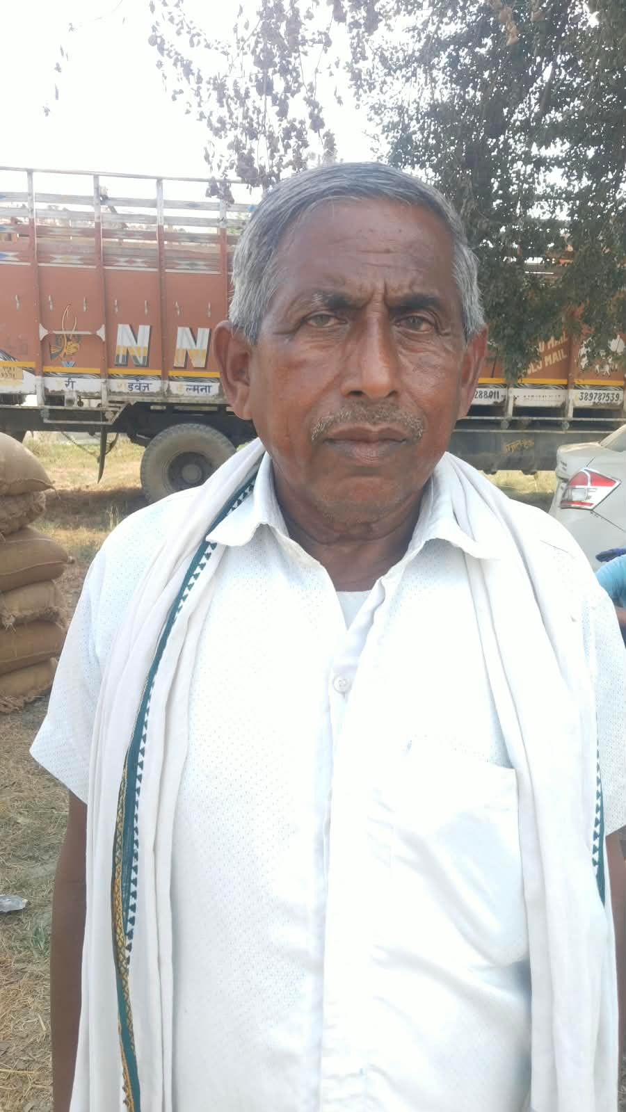 मंडी के मुख्य गेट के पास जर्जर सड़क से जाता गाड़ी में लदा धान। संवाद