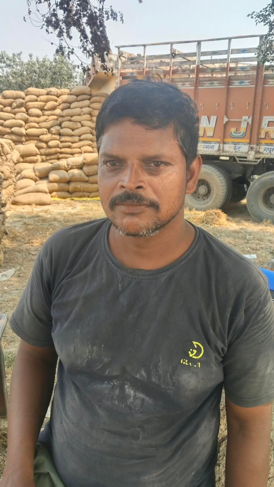 मंडी के मुख्य गेट के पास जर्जर सड़क से जाता गाड़ी में लदा धान। संवाद