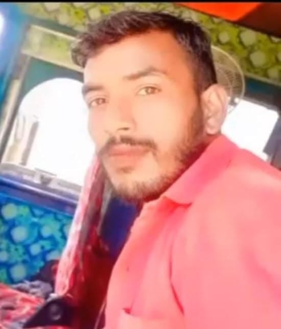 फंदे से लटककर जान गंवाने के बाद रोते-लिखते परिजन। संवाद फंदे से लटककर जान गंवाने के बाद रोते-लिखते परिजन। संवाद