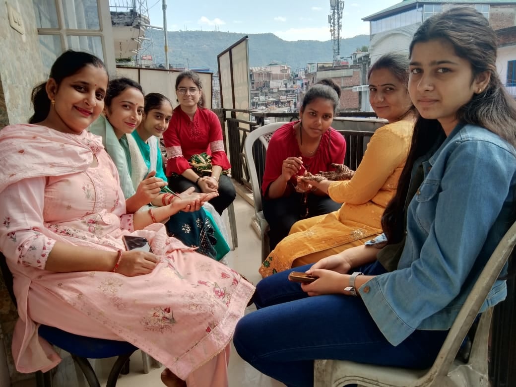 घुमारवीं बाजार में खरीदारी करने पहुंची महिलाएं। संवाद घुमारवीं बाजार में खरीदारी करने पहुंची महिलाएं। संवाद