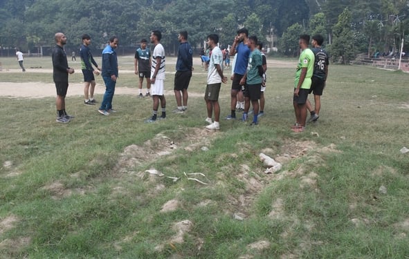 लविवि के शिवाजी ग्राउंड पर अभ्यास करते खिलाड़ी। लविवि के शिवाजी ग्राउंड पर अभ्यास करते खिलाड़ी।
