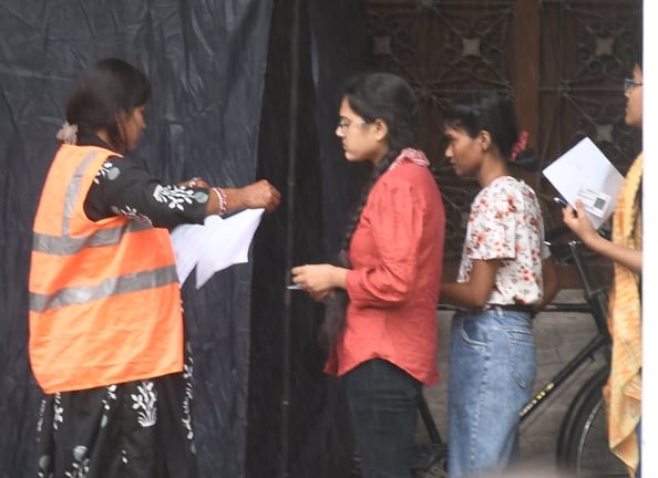 पीईटी परीक्षा देने पहुंचे अभ्यर्थी