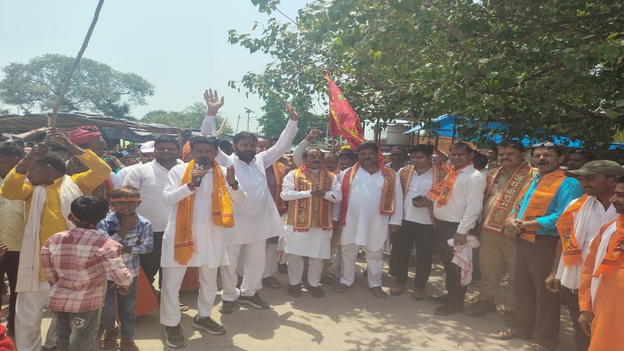 श्रद्धालुओं ने निकाली पदयात्रा