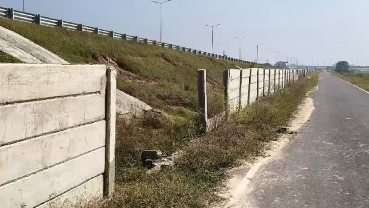 गंगा एक्सप्रेसवे पर टूटी दीवार