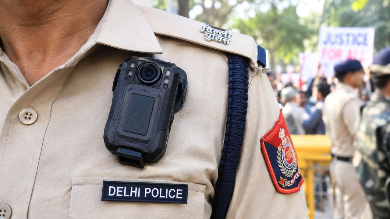 सीजेपी प्रोटेस्ट में पुलिस की वर्दी पर दिखा अनोखा कैमरा: हर हरकत को करता है कैद, जानें क्या है इसका काम